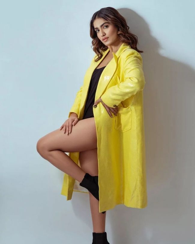 Saniya Iyappan Lovely Vintage Looks In Black N White